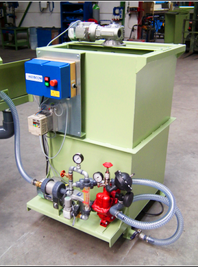 Foam machine with transport chain